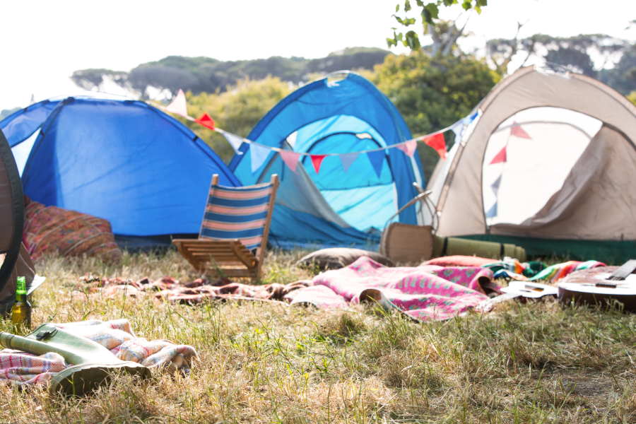 Welk camping biedt directe toegang tot het strand van Fréjus?